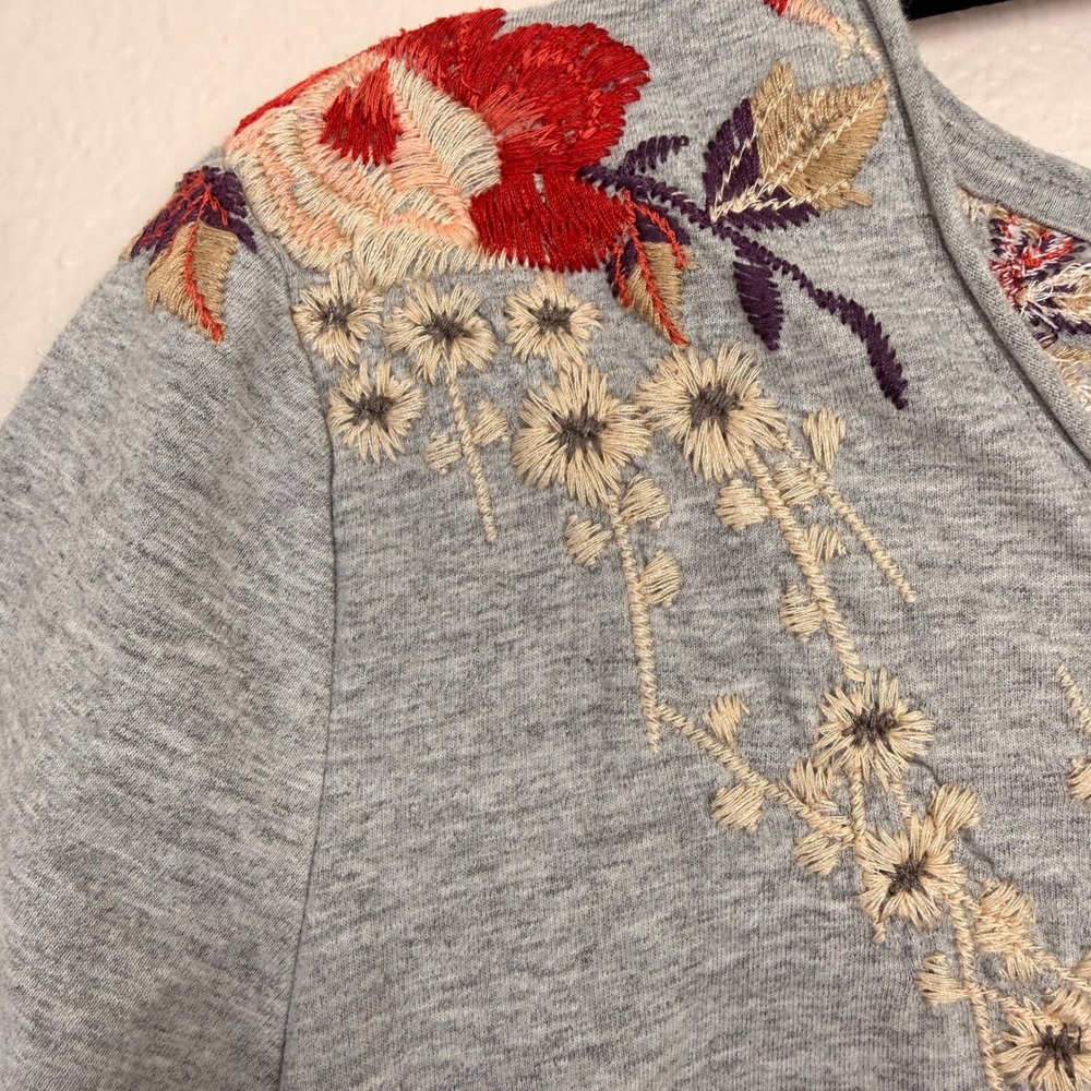 Driftwood Tie Front Tee Women Size M Grey Excellent Floral Embroidered Boho Top - Picture 4 of 9
